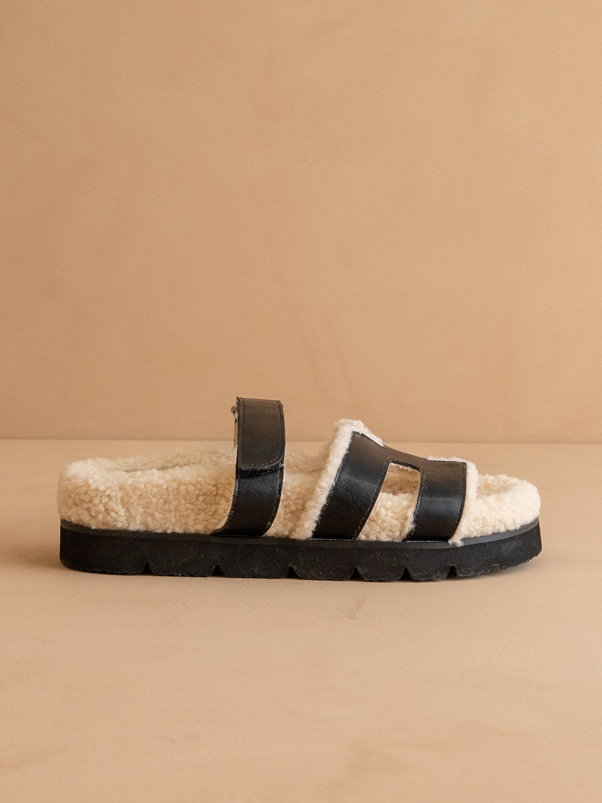 The Alpine | Black Faux Shearling Sandals – Oasis Society