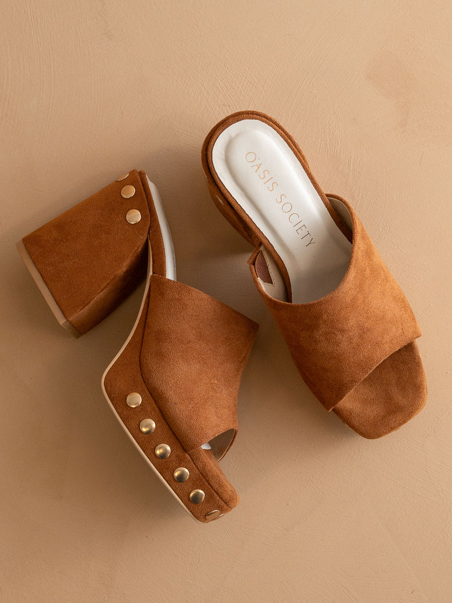 ミース ・ファン・デル・ローエ作 バルセロナ　キューブ ポニースキン The Leona | Caramel Studded Platform Heel – Oasis Society