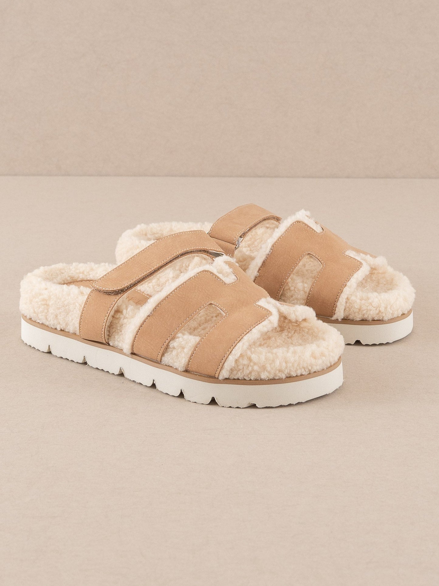 The Alpine | Camel Faux Shearling Sandals