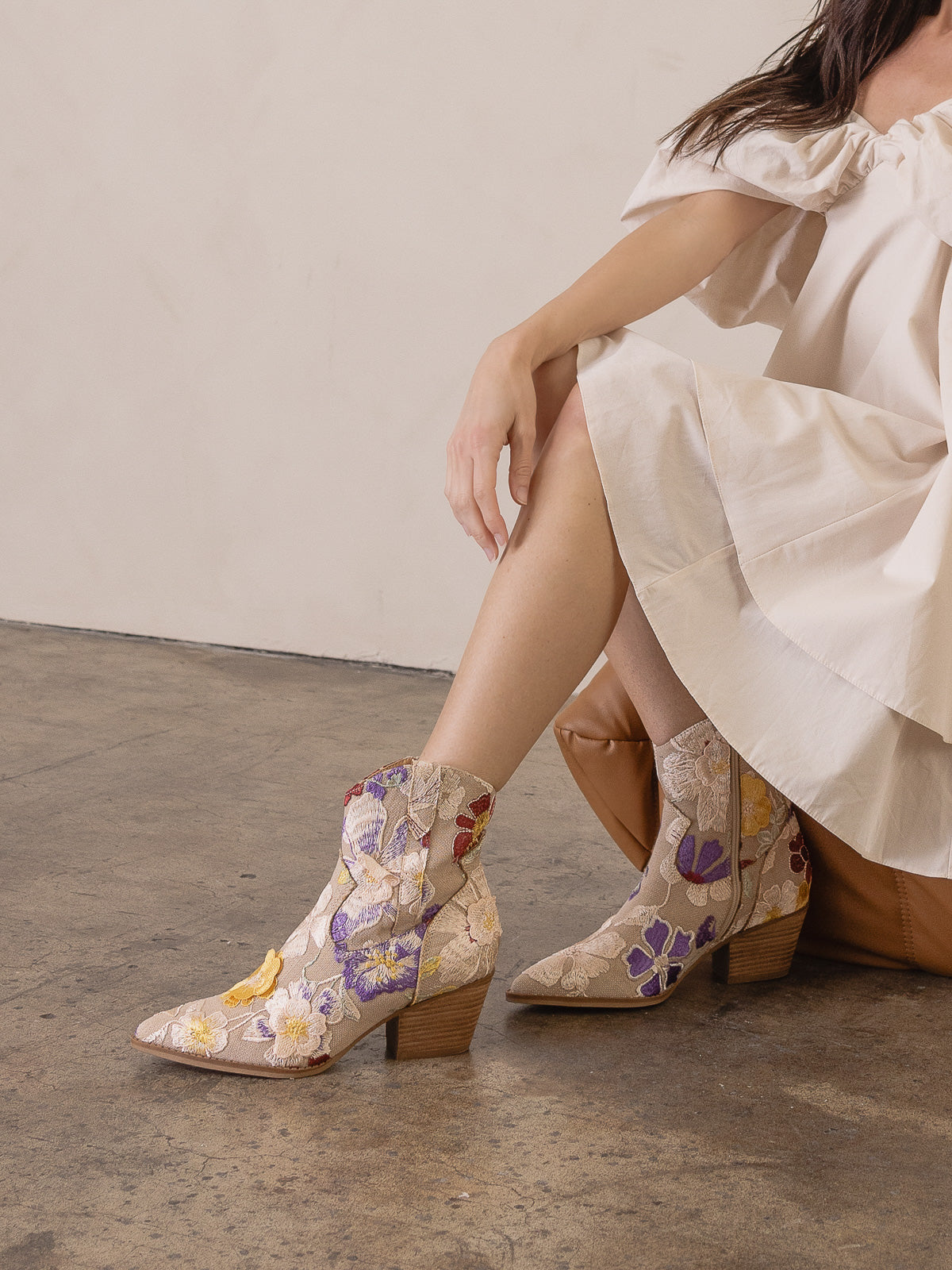 The Wanda | Taupe Floral Appliqué Cowgirl Boot – Oasis Society